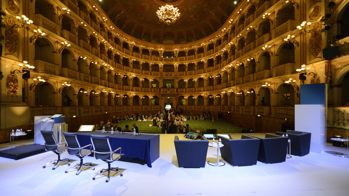 Meeting Bologna foto relatori che parlano al pubblico