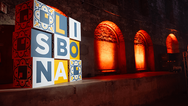 Foto esterno con pannello evento di Lisbona