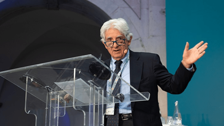 foto relatore che parla al pubblico