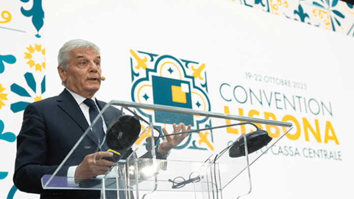 foto relatore che parla al pubblico