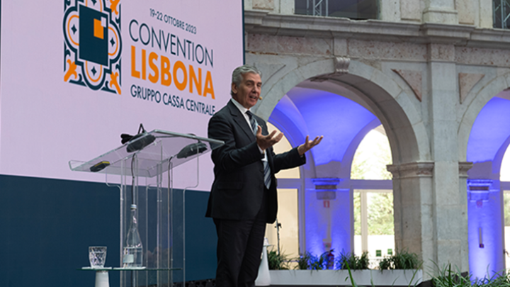foto relatore che parla al pubblico