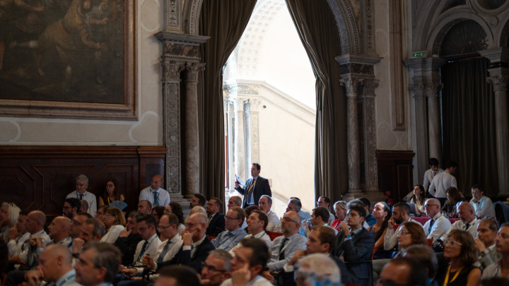Meeting risparmio gestito e bancassicurazione 2023 foto relatori che parlano al pubblico