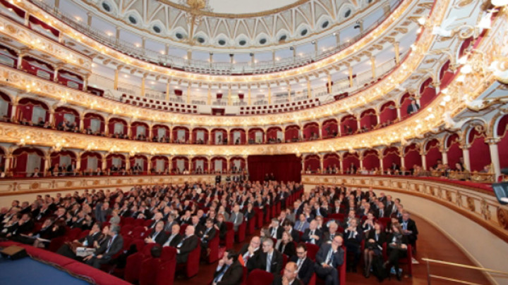 Platea parlano al pubblico