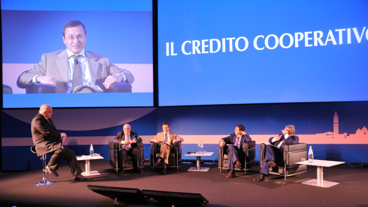 Tavola Rotonda, relatori parlano al pubblico