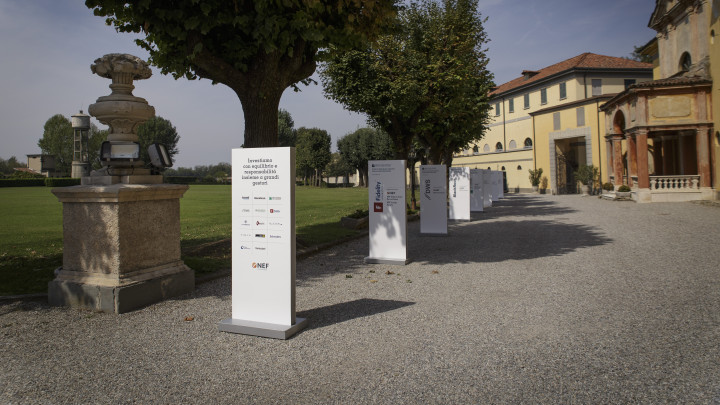 foto esterno villa con pannelli Gestori