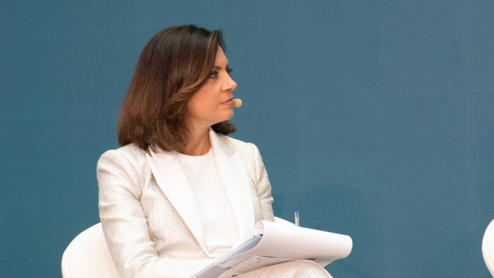 foto relatori che parlano al pubblico