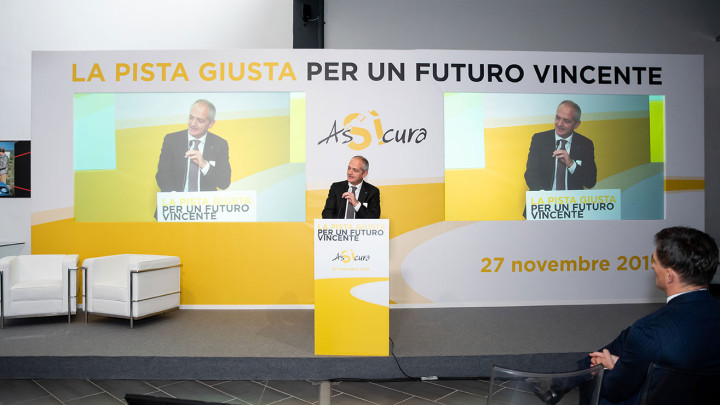 Enrico Salvetta parla al pubblico