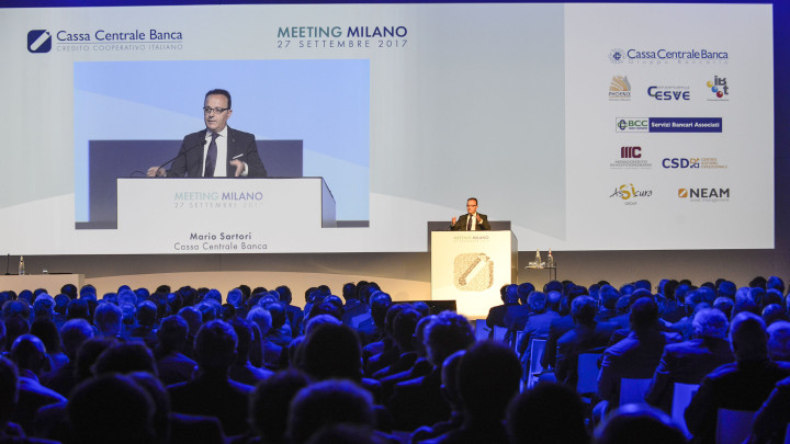 Mario Sartori parla al pubblico