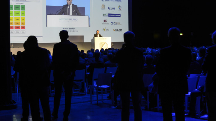 Mario Sartori, Direttore Cassa Centrale Banca  parla al pubblico