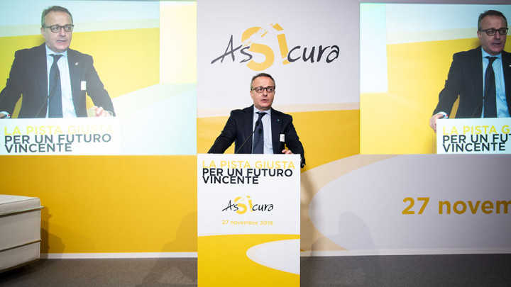 Mario Sartori parla al pubblico