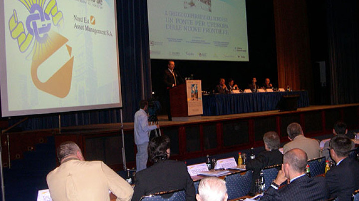 Platea ascolta il discorso