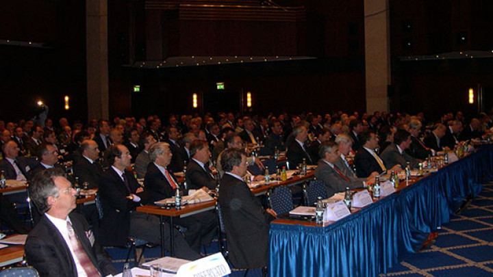 Platea seduta ascolta il discorso