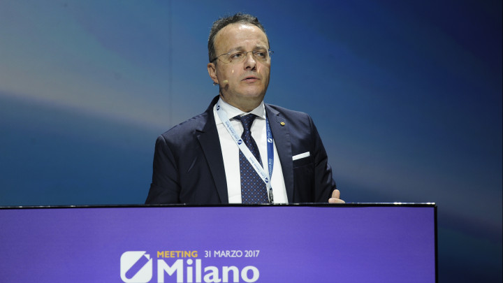 Mario Sartori parla al pubblico