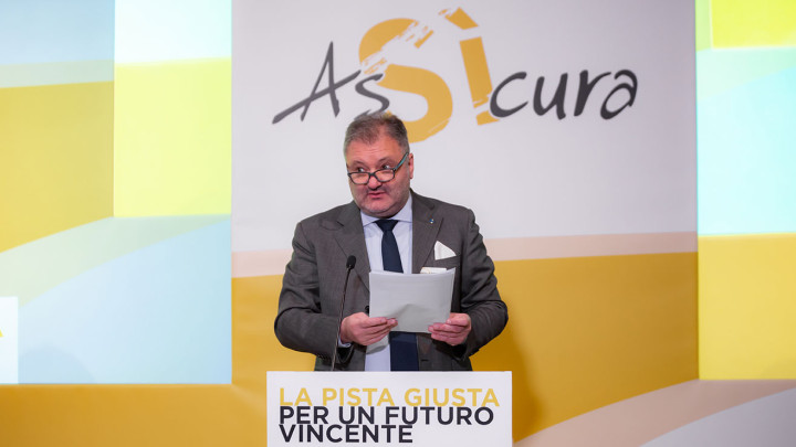 Tiziano Portelli parla al pubblico