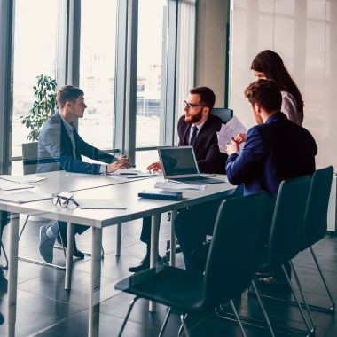 Riunione con persone che discutono